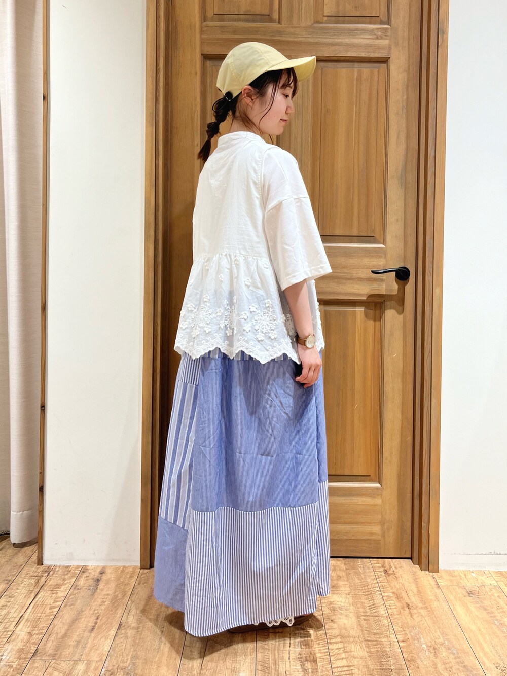 ホワイト系のその他パンツ、ホワイト系のワンピース、ホワイト系のベストを着用したレディースの夏コーディネートの5枚目の写真