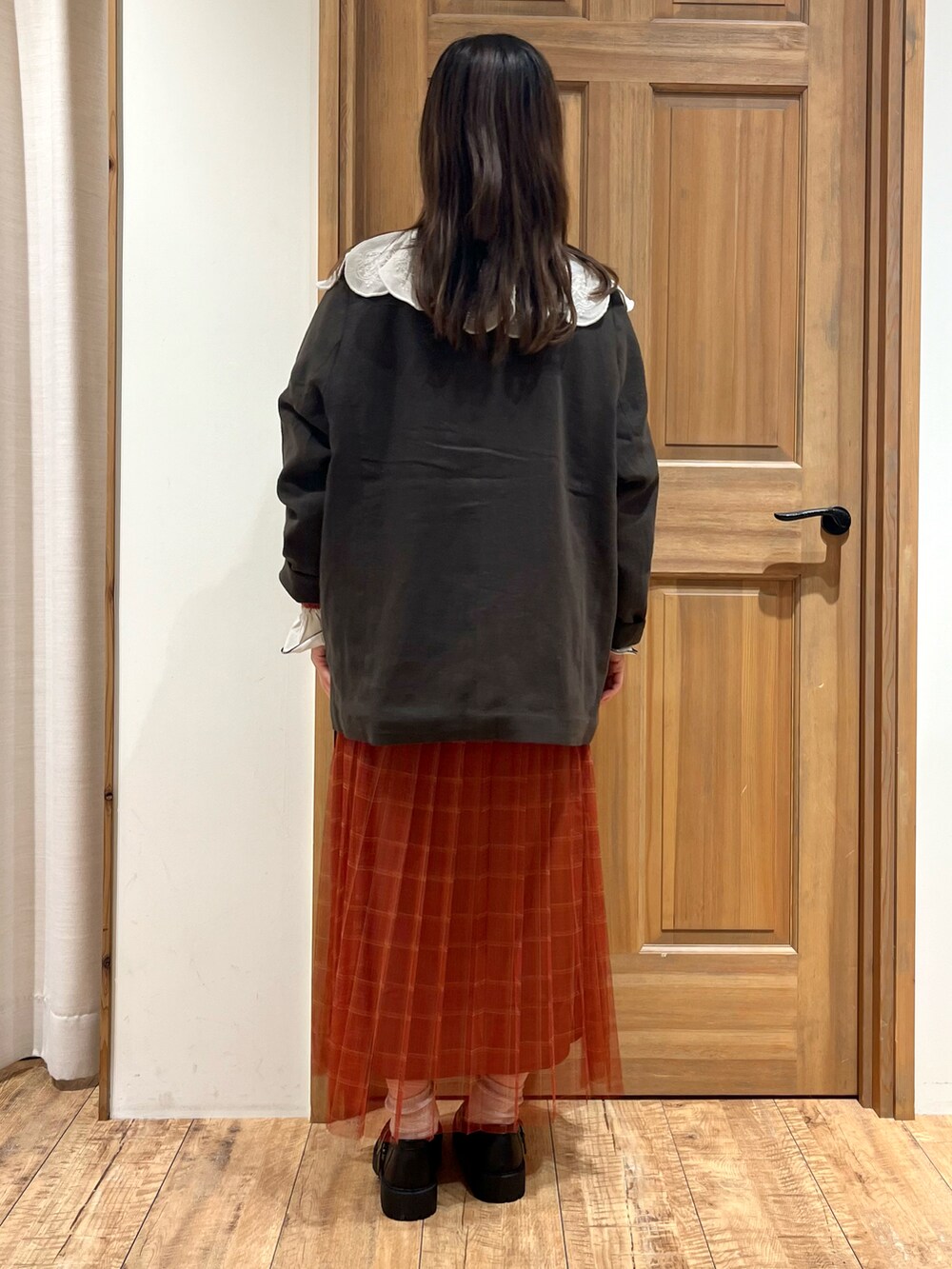 ブラック系のドレスシューズ、ホワイト系のTシャツ/カットソー、ホワイト系のシャツ/ブラウスを着用したレディースの秋コーディネートの4枚目の写真