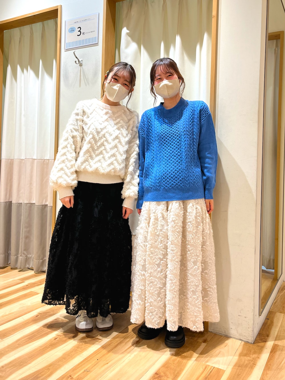 ホワイト系のニット/セーター、ブラック系のスカート、ホワイト系のスカートを着用したレディースの冬コーディネートの3枚目の写真