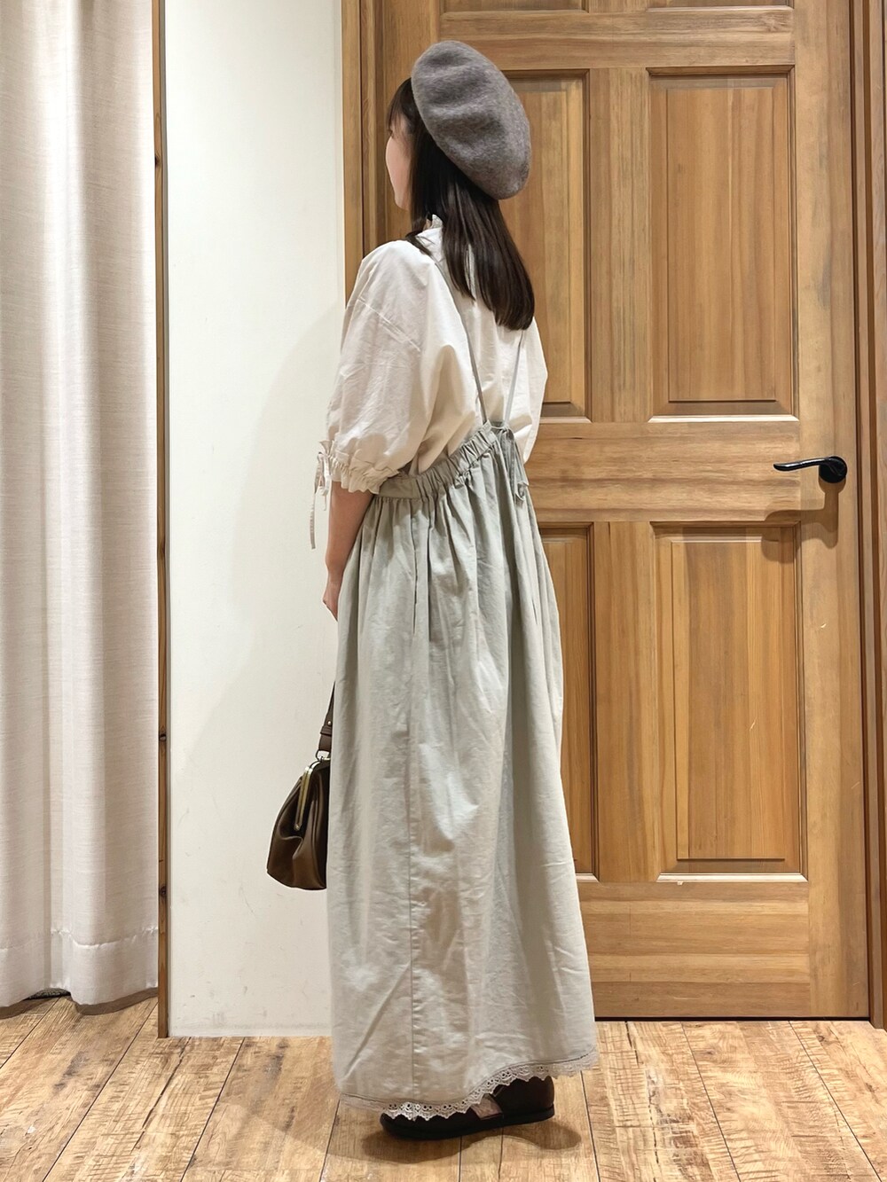 ブラウン系のドレスシューズ、ホワイト系のシャツ/ブラウス、ベージュ系のワンピースを着用したレディースの秋コーディネートの5枚目の写真