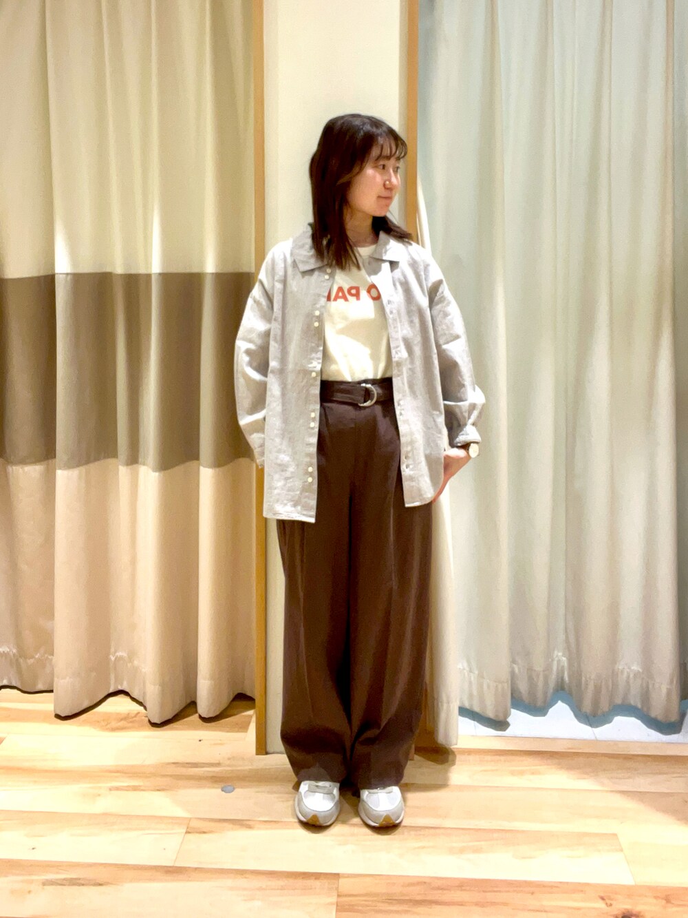 ブラウン系のその他パンツ、ホワイト系のTシャツ/カットソー、ベージュ系のシャツ/ブラウスを着用したレディースの春コーディネートの2枚目の写真