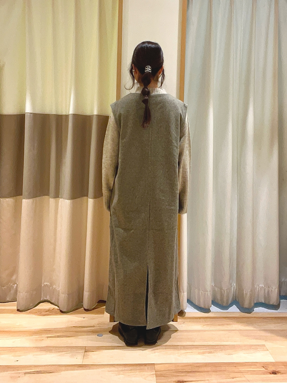ベージュ系のワンピース、ベージュ系のニット/セーターを着用したレディースの冬コーディネートの4枚目の写真