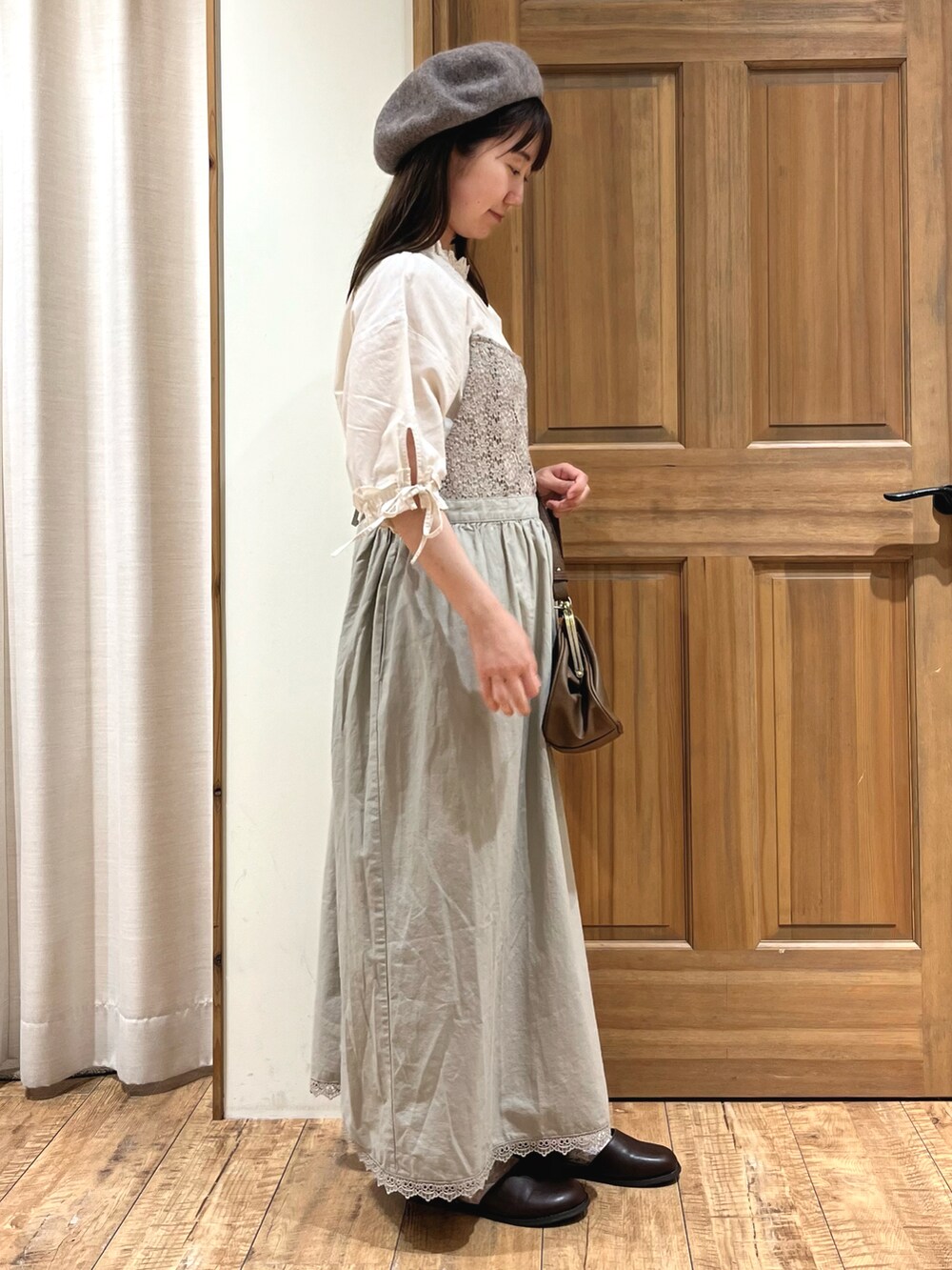 ブラウン系のドレスシューズ、ホワイト系のシャツ/ブラウス、ベージュ系のワンピースを着用したレディースの秋コーディネートの3枚目の写真
