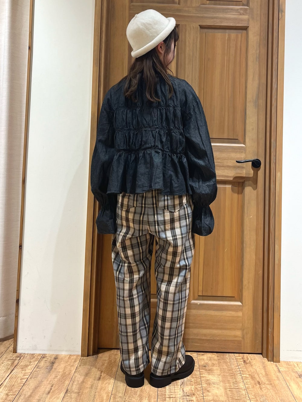ブラック系のドレスシューズ、グレー系のその他パンツ、ブラック系のシャツ/ブラウスを着用したレディースの秋コーディネートの4枚目の写真