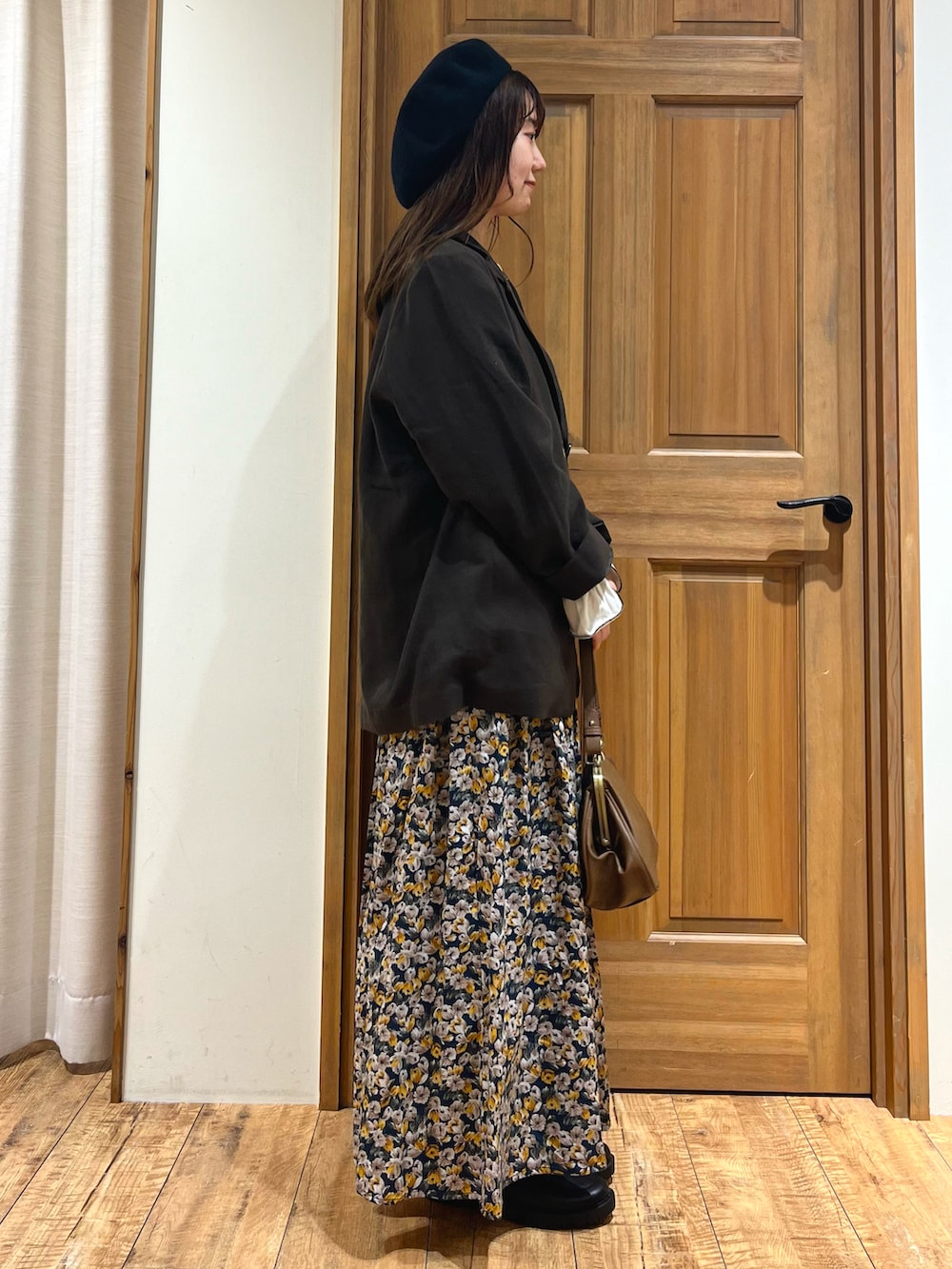 ブラウン系のハンドバッグ、イエロー系のカーディガン/ボレロ、グレー系のノーカラージャケットを着用したレディースの秋コーディネートの5枚目の写真