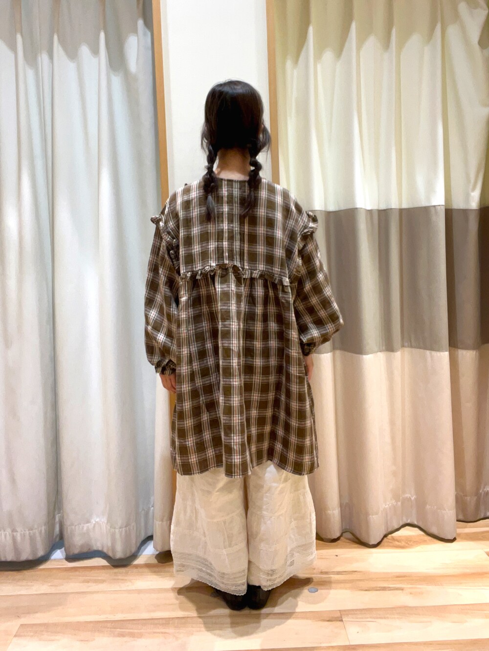 ホワイト系のその他パンツ、イエロー系のハンドバッグ、グリーン系のチュニックを着用したレディースの秋コーディネートの3枚目の写真