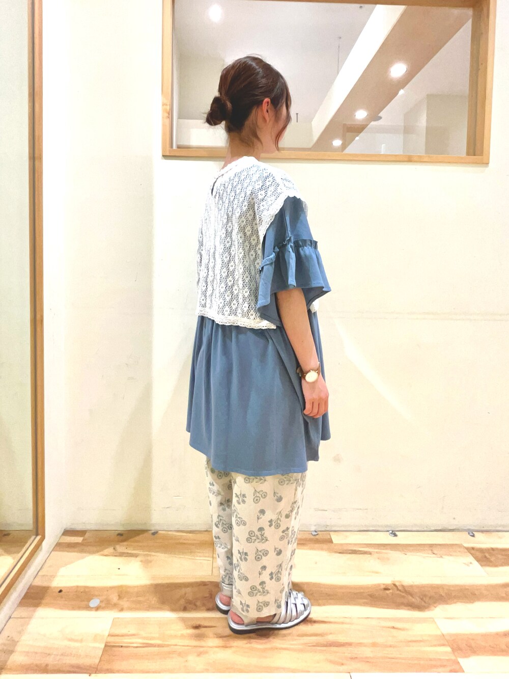 ホワイト系のワンピース、ブルー系のTシャツ/カットソー、ホワイト系のパンツを着用したレディースの春コーディネートの3枚目の写真