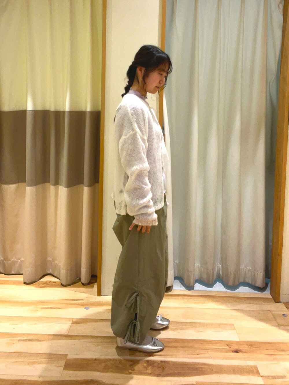 グリーン系のその他パンツ、パープル系のTシャツ/カットソー、ホワイト系のカーディガン/ボレロを着用したレディースの春コーディネートの2枚目の写真