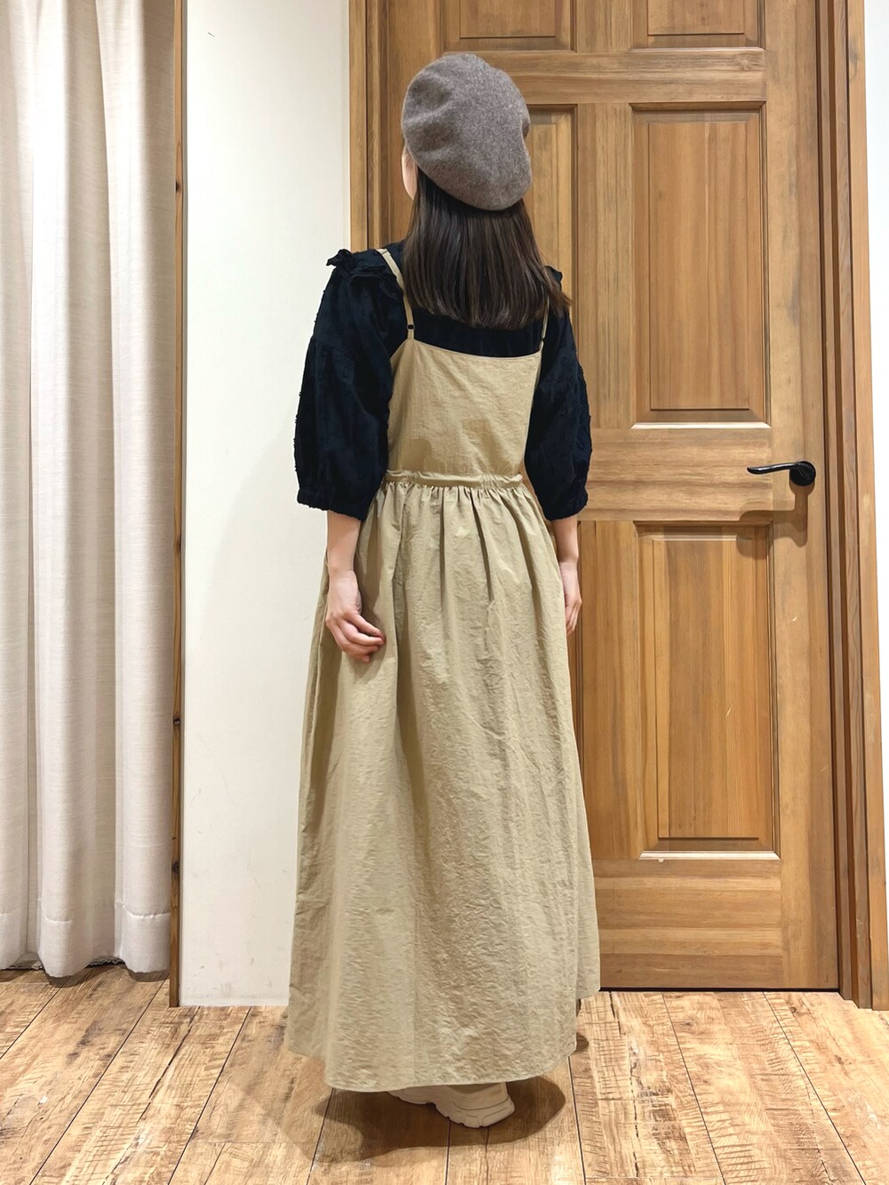 ベージュ系のスニーカー、ブラック系のシャツ/ブラウス、ベージュ系のワンピースを着用したレディースの秋コーディネートの3枚目の写真