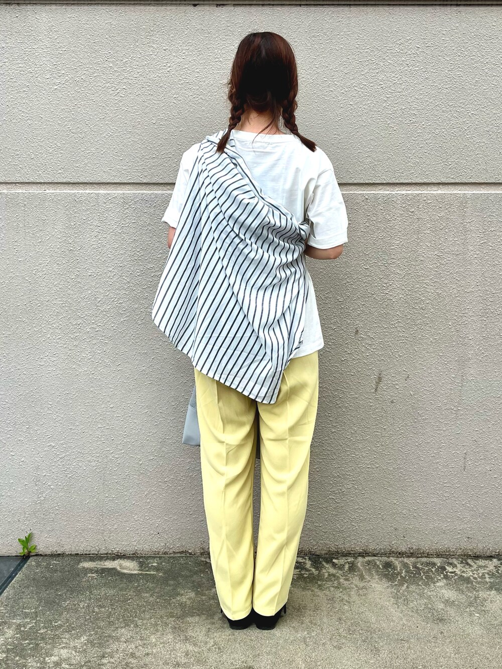 イエロー系のその他パンツ、ブラック系のシャツ/ブラウス、ホワイト系のTシャツ/カットソーを着用したレディースの春コーディネートの5枚目の写真