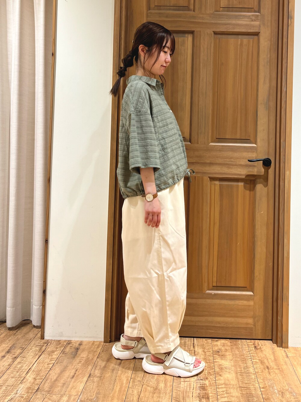 ベージュ系のサンダル、ホワイト系のその他パンツ、グリーン系のシャツ/ブラウスを着用したレディースの夏コーディネートの3枚目の写真