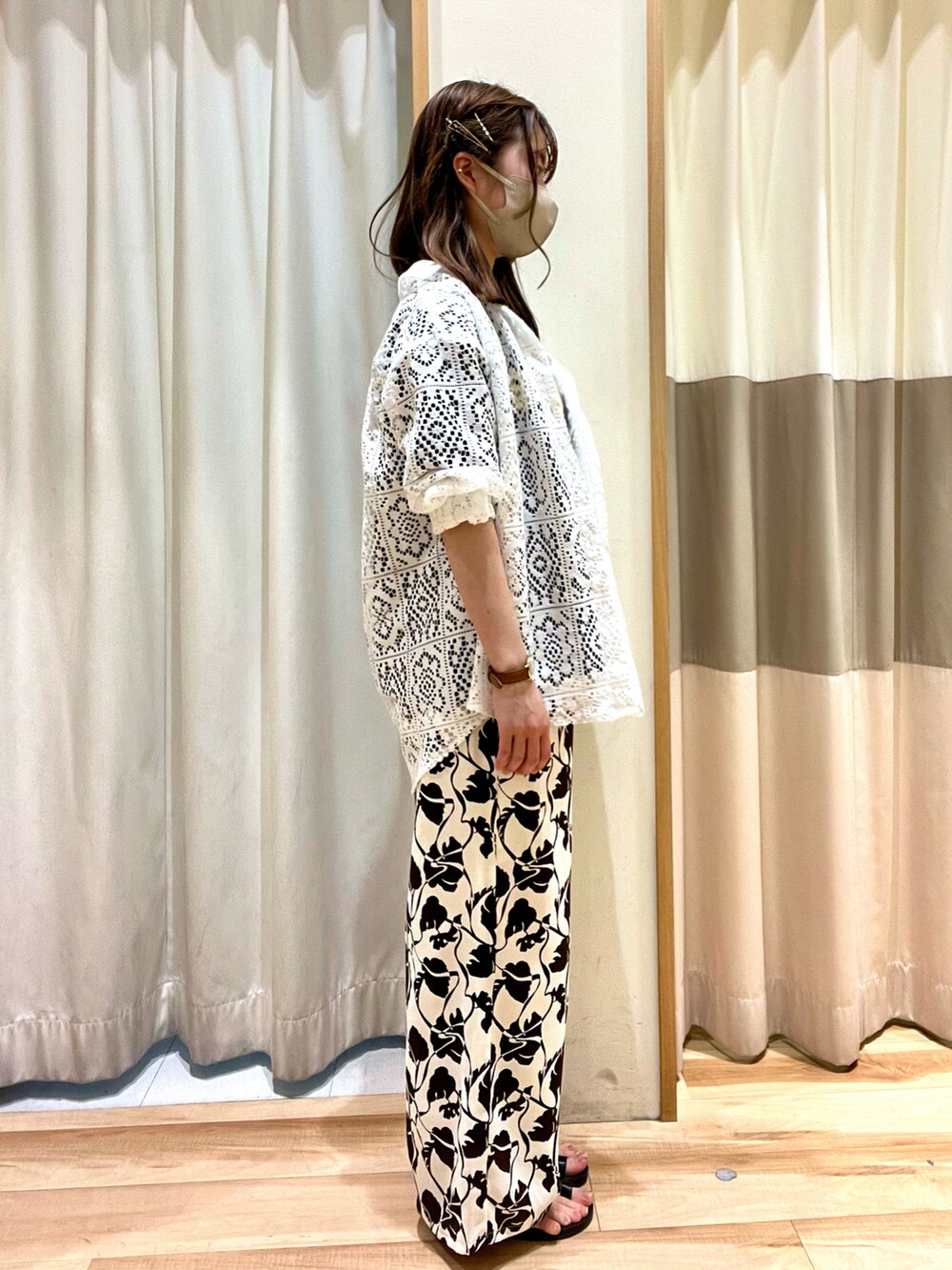 グレー系のTシャツ/カットソー、ホワイト系のシャツ/ブラウス、ホワイト系のその他パンツを着用したレディースの春コーディネートの2枚目の写真