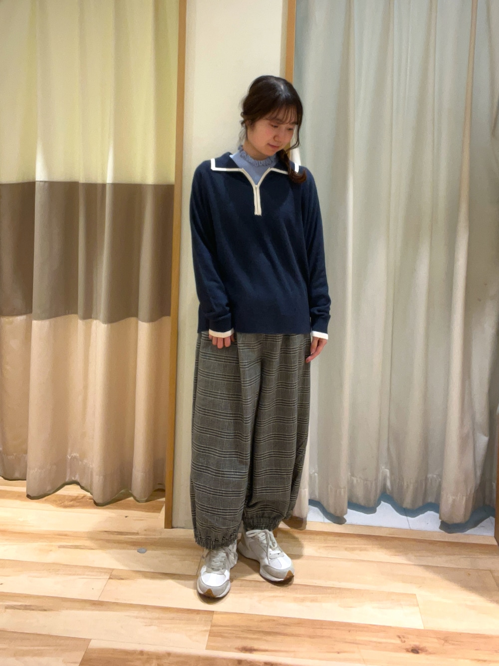 ブラック系のその他パンツ、ブルー系のニット/セーター、ブルー系のニット/セーターを着用したレディースの冬コーディネートの2枚目の写真