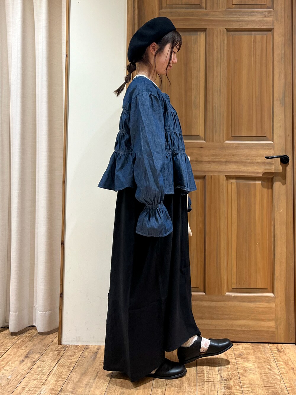ブラック系のドレスシューズ、ブラック系のTシャツ/カットソー、ブルー系のシャツ/ブラウスを着用したレディースの秋コーディネートの5枚目の写真