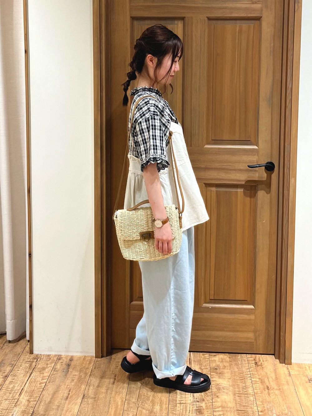 ホワイト系のハンドバッグ、ブルー系のその他パンツ、ブラック系のサンダルを着用したレディースの夏コーディネートの5枚目の写真
