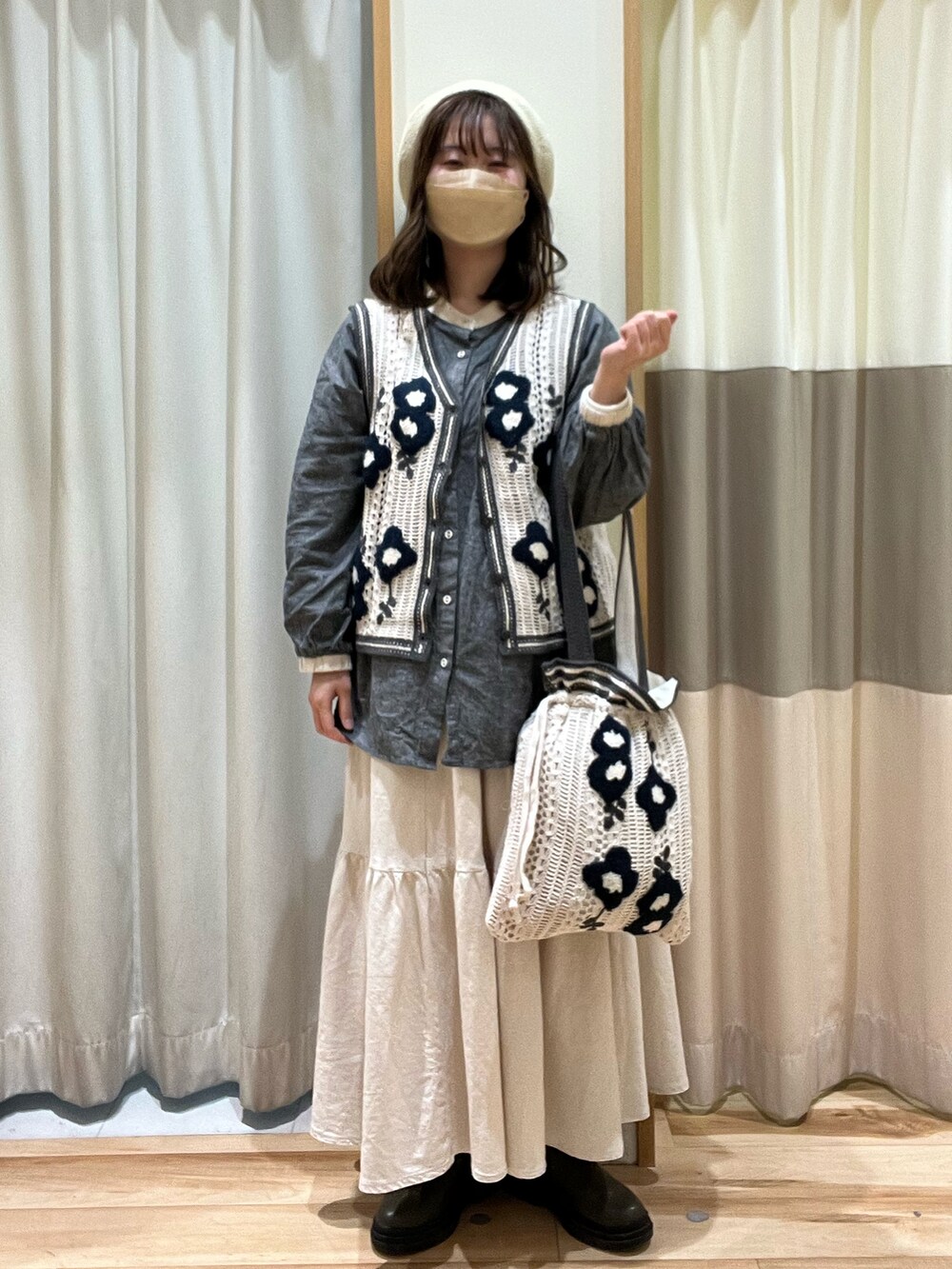 グレー系のシャツ/ブラウス、ホワイト系のベスト、ホワイト系のバッグを着用したレディースの冬コーディネートの3枚目の写真