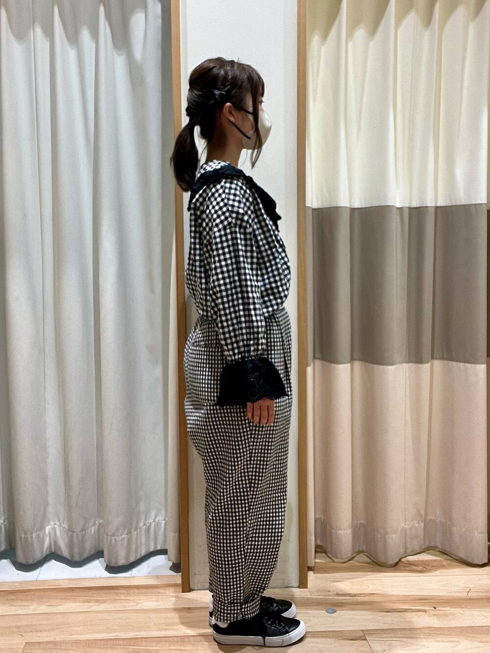 ホワイト系のその他パンツ、グレー系のシャツ/ブラウス、ホワイト系のハンドバッグを着用したレディースの春コーディネートの2枚目の写真