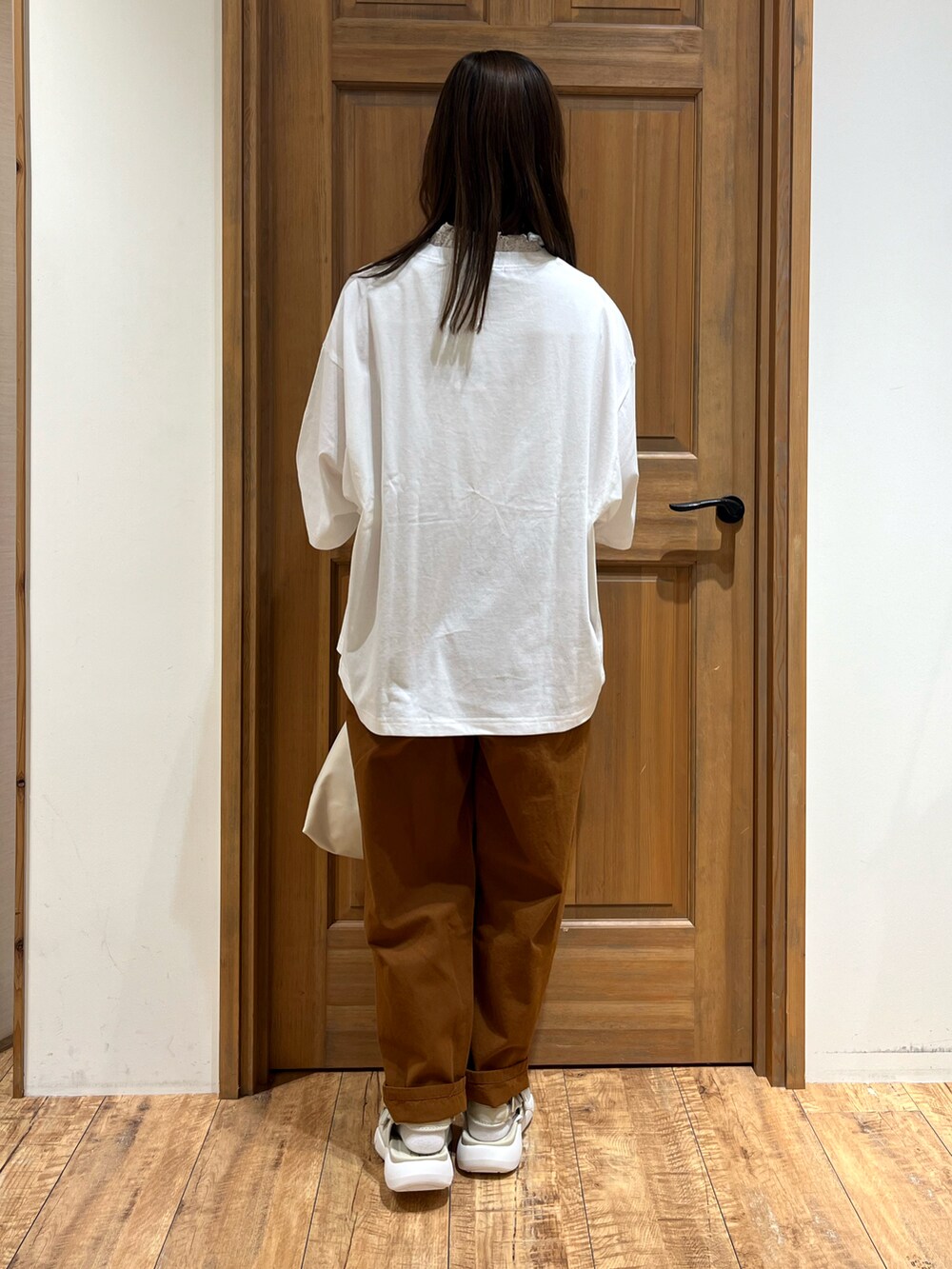 ベージュ系のサンダル、ブラウン系のその他パンツ、ホワイト系のTシャツ/カットソーを着用したレディースの夏コーディネートの4枚目の写真