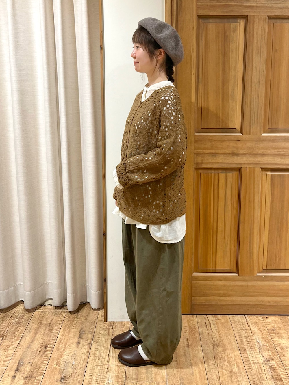 ブラウン系のドレスシューズ、イエロー系のカーディガン/ボレロ、ホワイト系のシャツ/ブラウスを着用したレディースの秋コーディネートの2枚目の写真