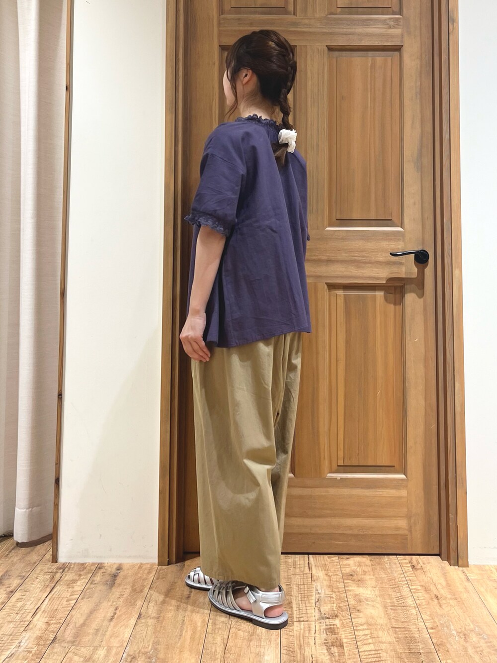 シルバー系のサンダル、グレー系のシャツ/ブラウス、パープル系のシャツ/ブラウスを着用したレディースの夏コーディネートの3枚目の写真