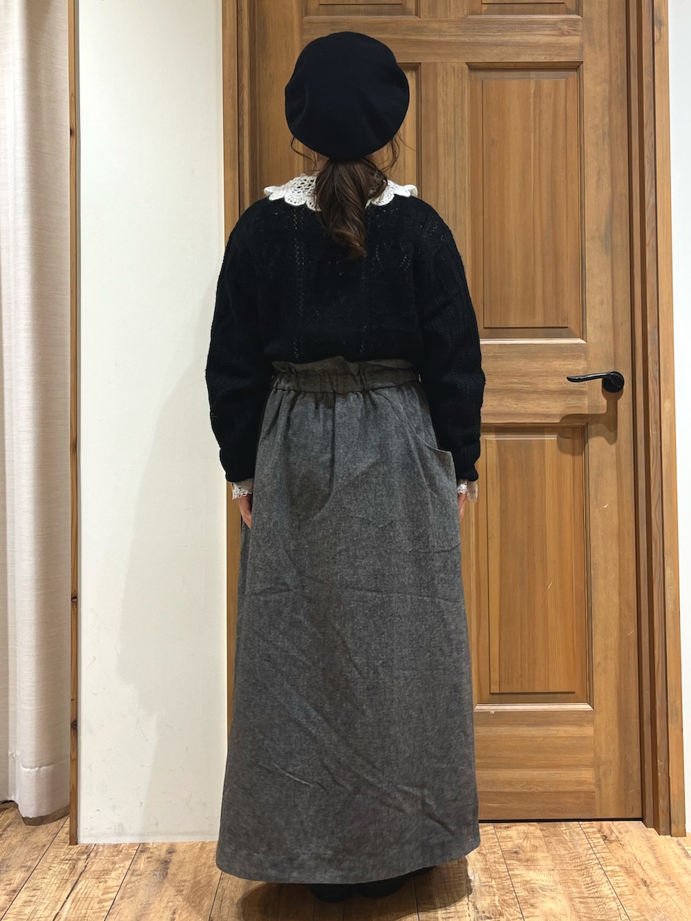 ブラック系のブーツ、グレー系のシャツ/ブラウス、ブラック系のカーディガン/ボレロを着用したレディースの秋コーディネートの4枚目の写真