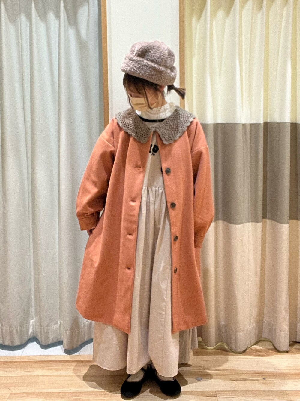 ホワイト系のシャツ/ブラウス、ベージュ系のワンピース、ブラック系のドレスシューズを着用したレディースの秋コーディネートの2枚目の写真