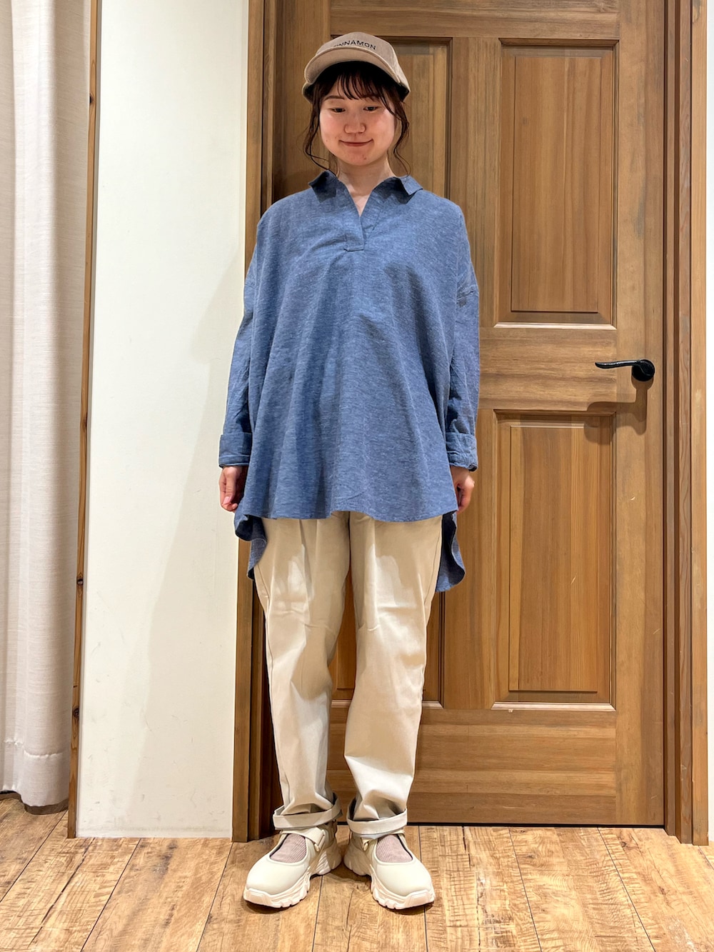 ベージュ系のドレスシューズ、ブラック系のTシャツ/カットソー、ブルー系のシャツ/ブラウスを着用したレディースの秋コーディネートの2枚目の写真