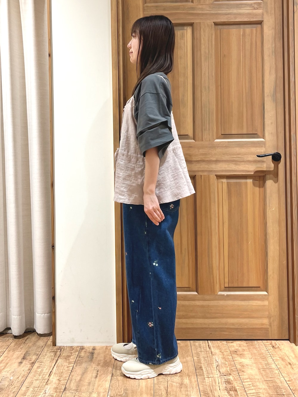 ベージュ系のドレスシューズ、ブルー系のその他パンツ、ベージュ系のシャツ/ブラウスを着用したレディースの秋コーディネートの2枚目の写真