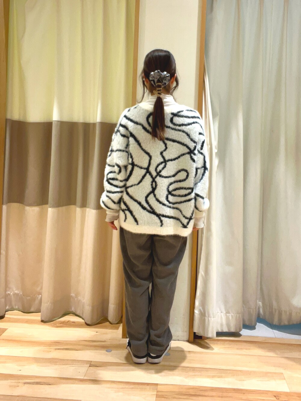 ホワイト系のカーディガン/ボレロ、グレー系のその他パンツを着用したレディースの冬コーディネートの4枚目の写真