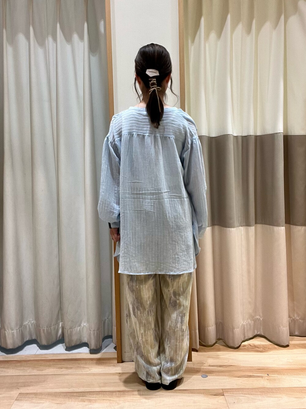 ホワイト系のタンクトップ、ブルー系のシャツ/ブラウス、イエロー系のその他パンツを着用したレディースの夏コーディネートの3枚目の写真
