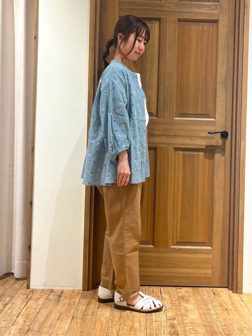 ホワイト系のサンダル、ホワイト系のTシャツ/カットソー、ベージュ系のその他パンツを着用したレディースの夏コーディネートの2枚目の写真