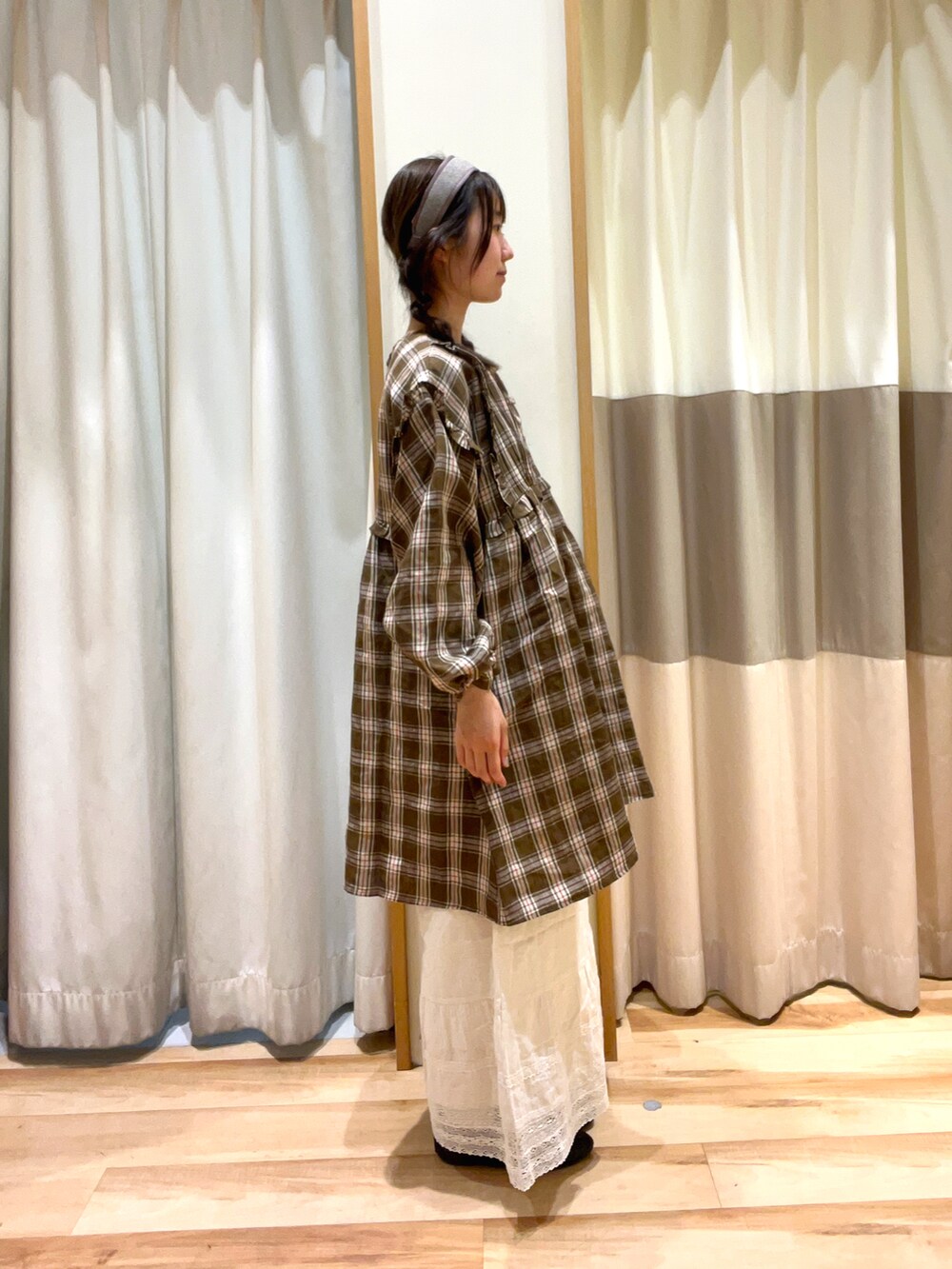 ホワイト系のその他パンツ、イエロー系のハンドバッグ、グリーン系のチュニックを着用したレディースの秋コーディネートの2枚目の写真