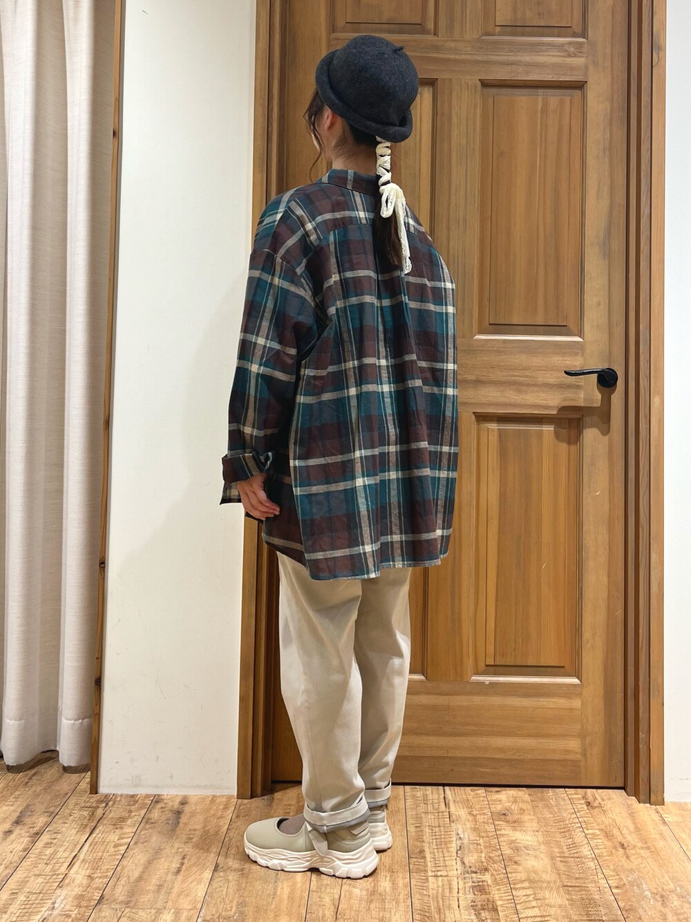 ベージュ系のドレスシューズ、ホワイト系のTシャツ/カットソー、グリーン系のシャツ/ブラウスを着用したレディースの秋コーディネートの3枚目の写真