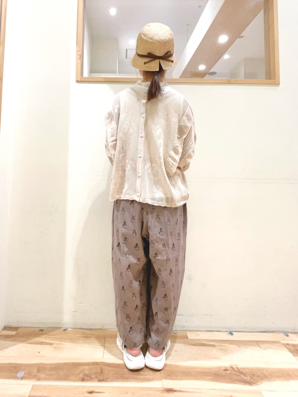 ホワイト系のTシャツ/カットソー、グレー系のその他パンツ、ベージュ系のサンダルを着用したレディースの春コーディネートの3枚目の写真