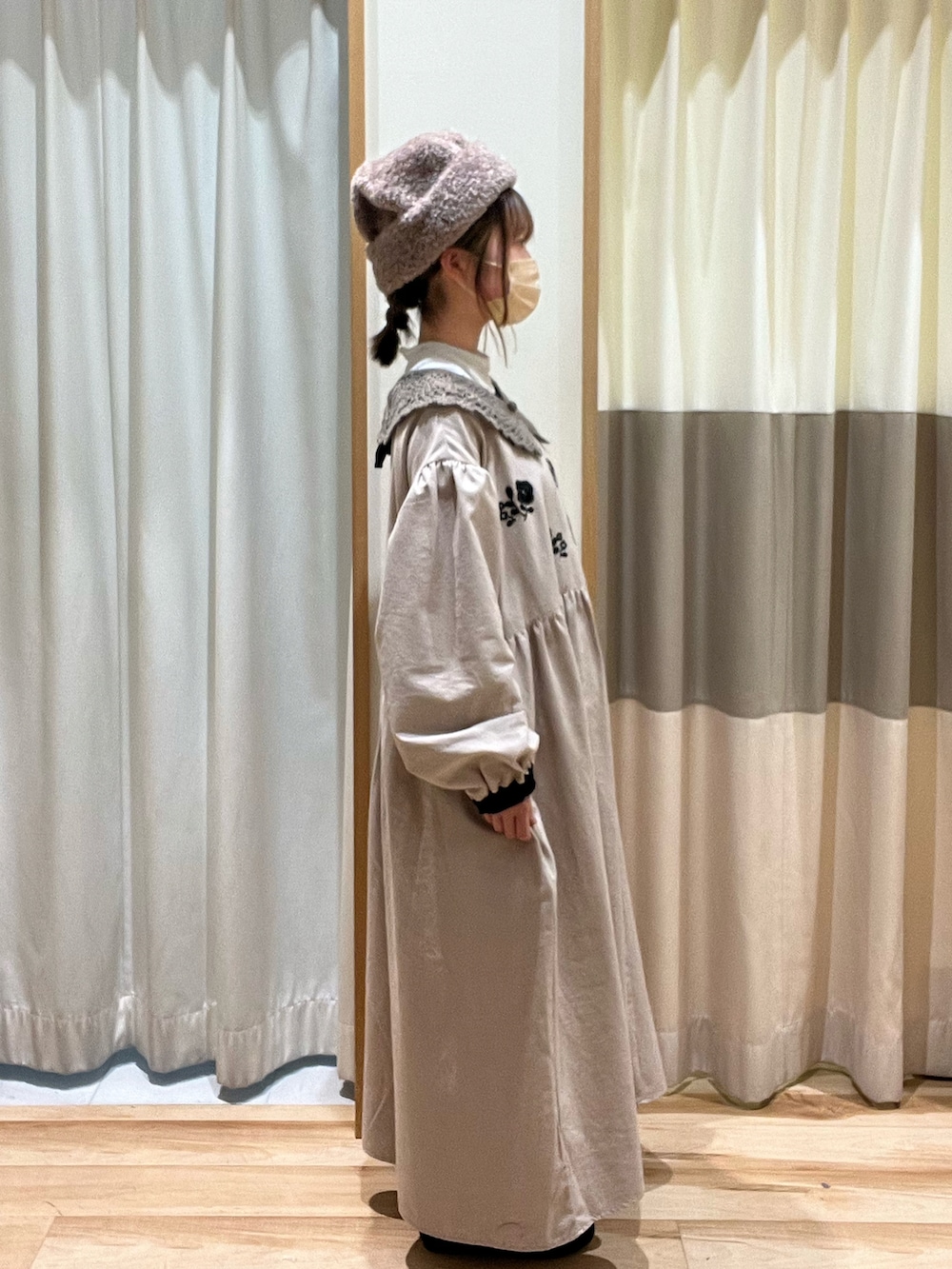 ホワイト系のシャツ/ブラウス、ベージュ系のワンピース、ブラック系のドレスシューズを着用したレディースの秋コーディネートの2枚目の写真