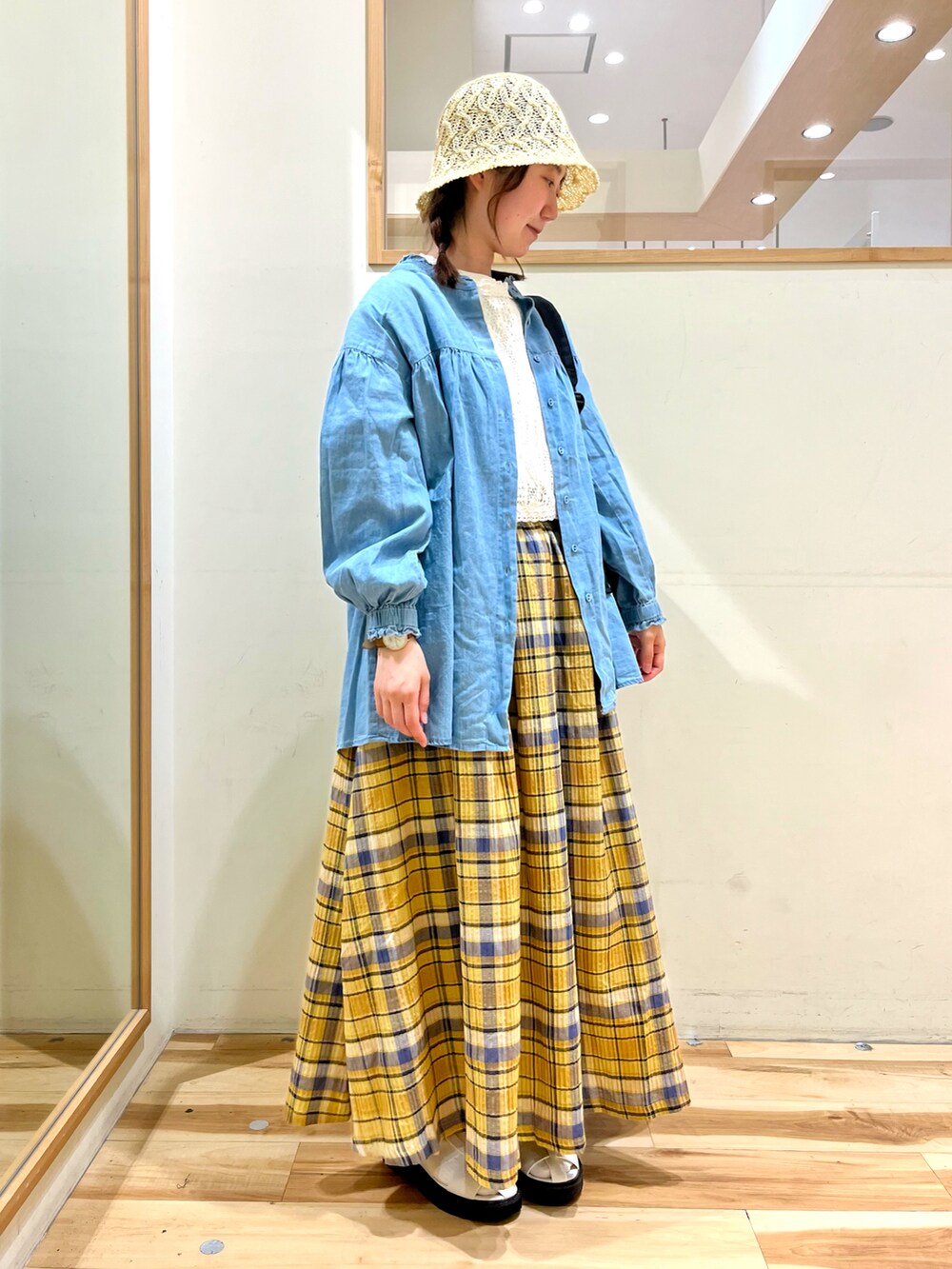 パープル系のワンピース、ブルー系のシャツ/ブラウス、イエロー系のスカートを着用したレディースの春コーディネートの2枚目の写真