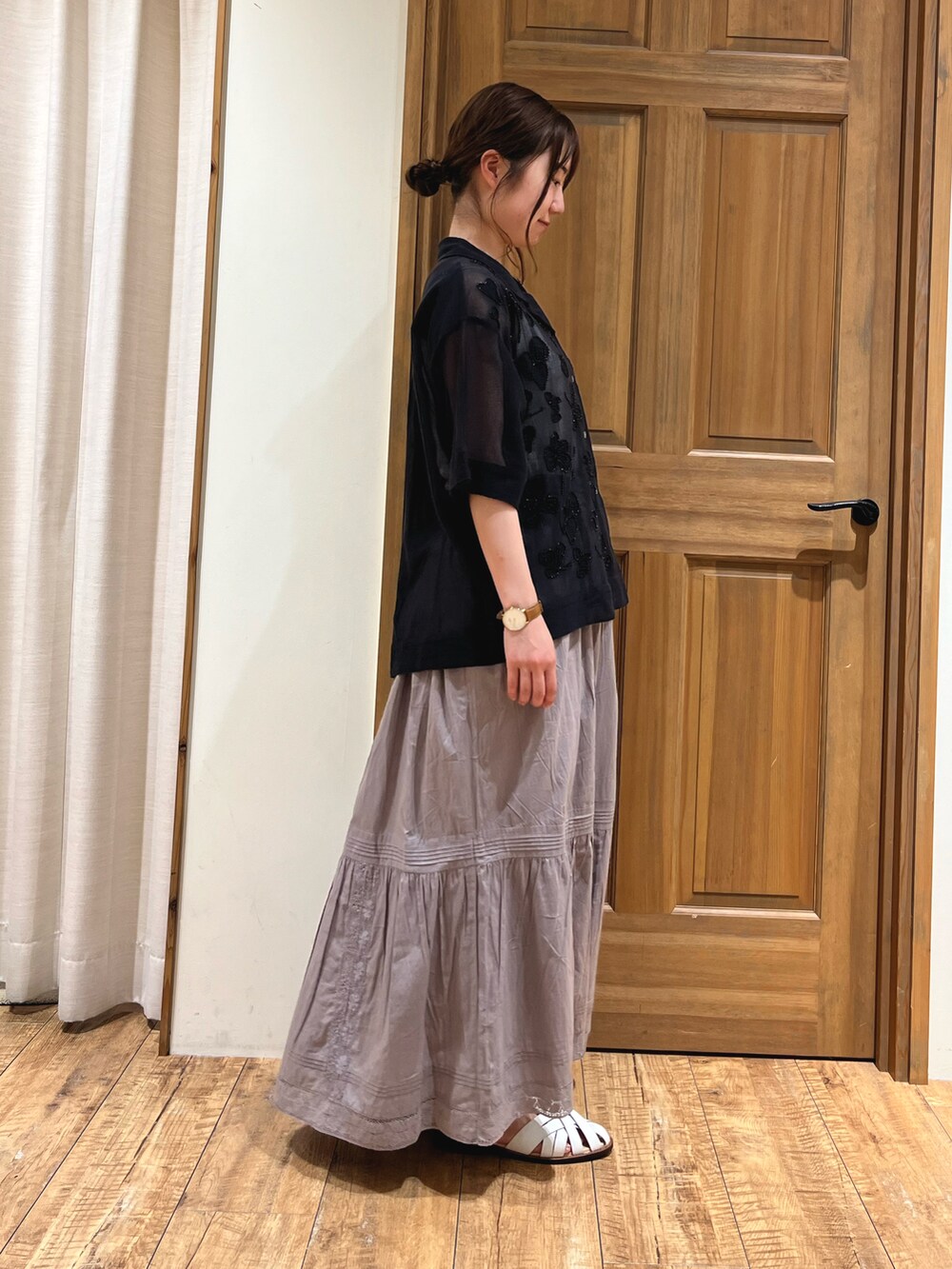 ホワイト系のサンダル、グレー系のスカート、ブラック系のシャツ/ブラウスを着用したレディースの夏コーディネートの5枚目の写真