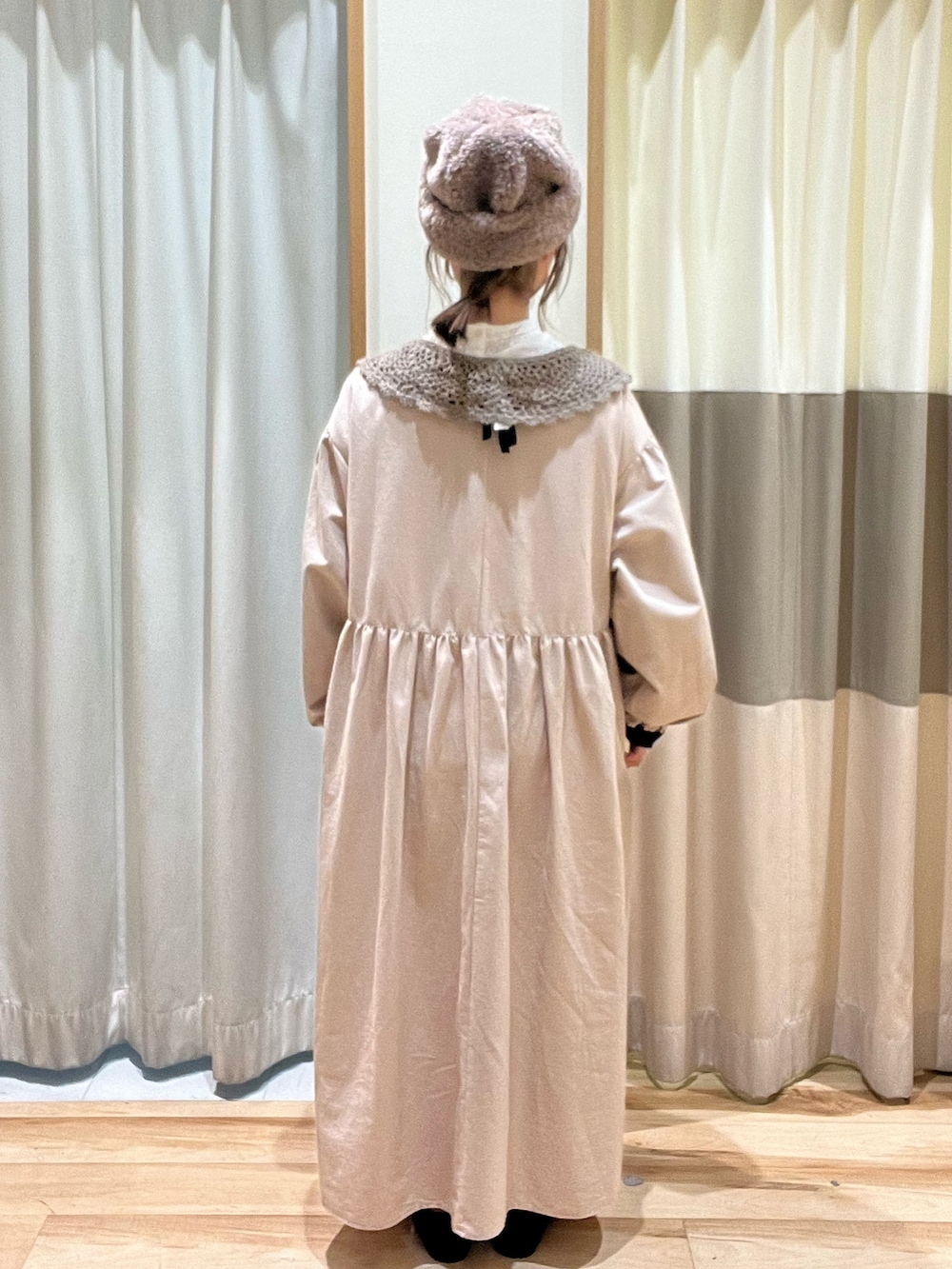 ホワイト系のシャツ/ブラウス、ベージュ系のワンピース、ブラック系のドレスシューズを着用したレディースの秋コーディネートの3枚目の写真