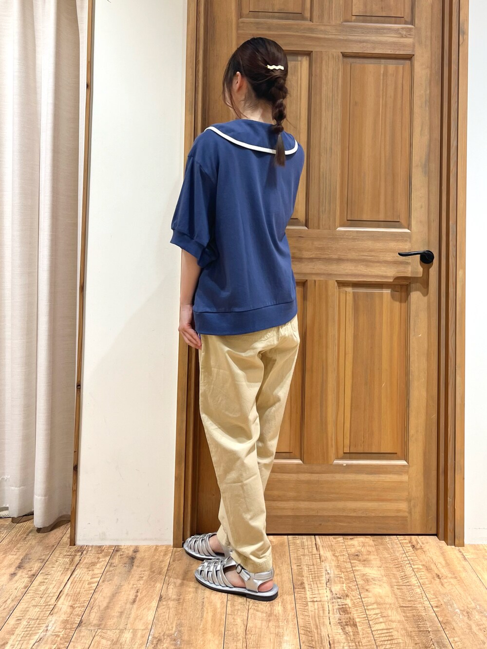 シルバー系のサンダル、ベージュ系のその他パンツ、ブルー系のTシャツ/カットソーを着用したレディースの夏コーディネートの5枚目の写真