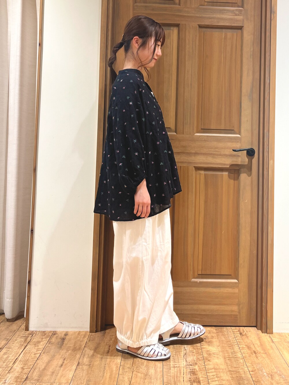 シルバー系のサンダル、ホワイト系のその他パンツ、ホワイト系のタンクトップを着用したレディースの夏コーディネートの2枚目の写真