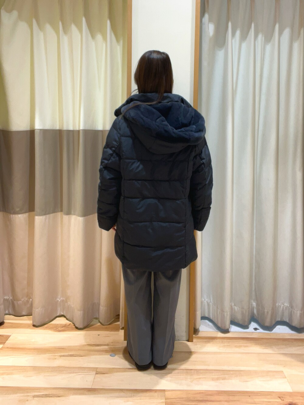 ブルー系のニット/セーター、グレー系のハンドバッグ、グレー系のその他パンツを着用したレディースの秋コーディネートの4枚目の写真