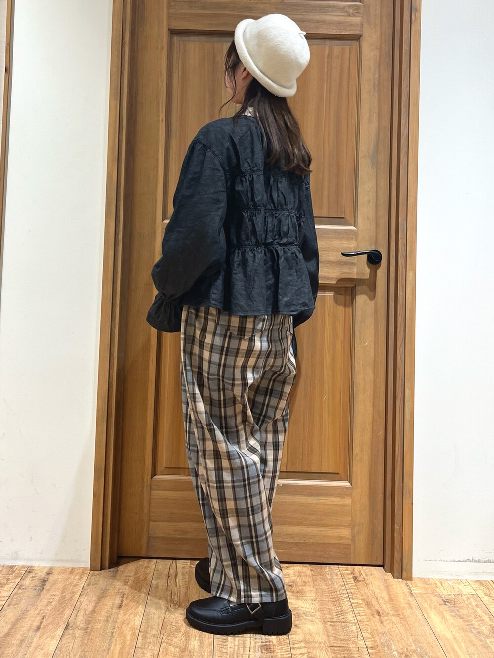 ブラック系のドレスシューズ、グレー系のその他パンツ、ブラック系のシャツ/ブラウスを着用したレディースの秋コーディネートの3枚目の写真