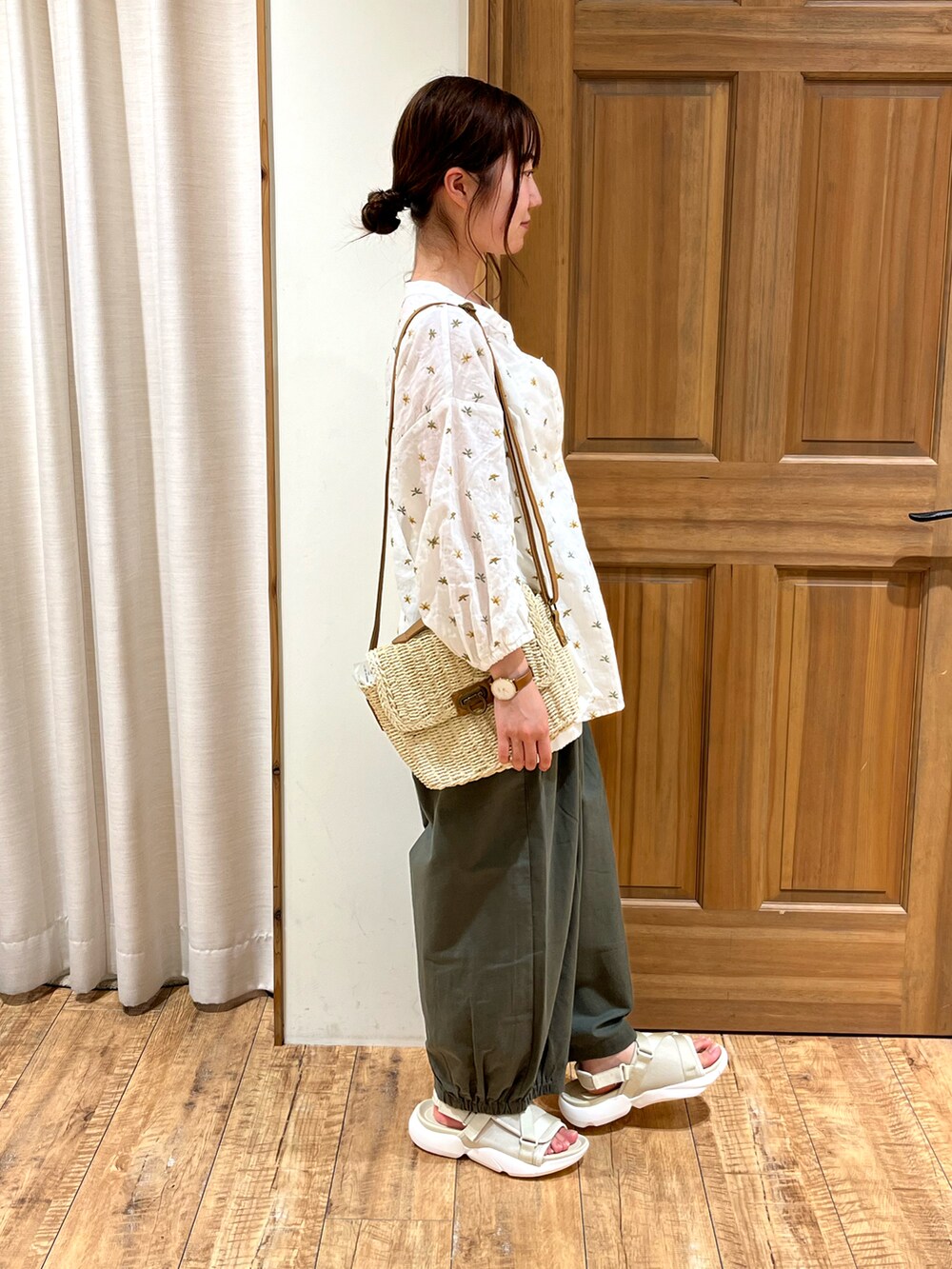 ベージュ系のサンダル、ホワイト系のシャツ/ブラウス、ホワイト系のキャミソールを着用したレディースの夏コーディネートの5枚目の写真