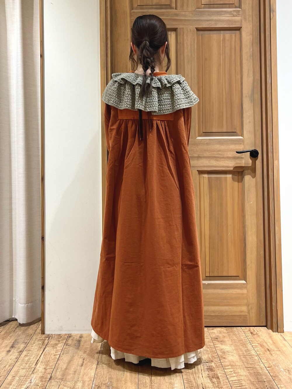 ベージュ系のバッグ、オレンジ系のワンピース、ホワイト系のその他パンツを着用したレディースの秋コーディネートの4枚目の写真