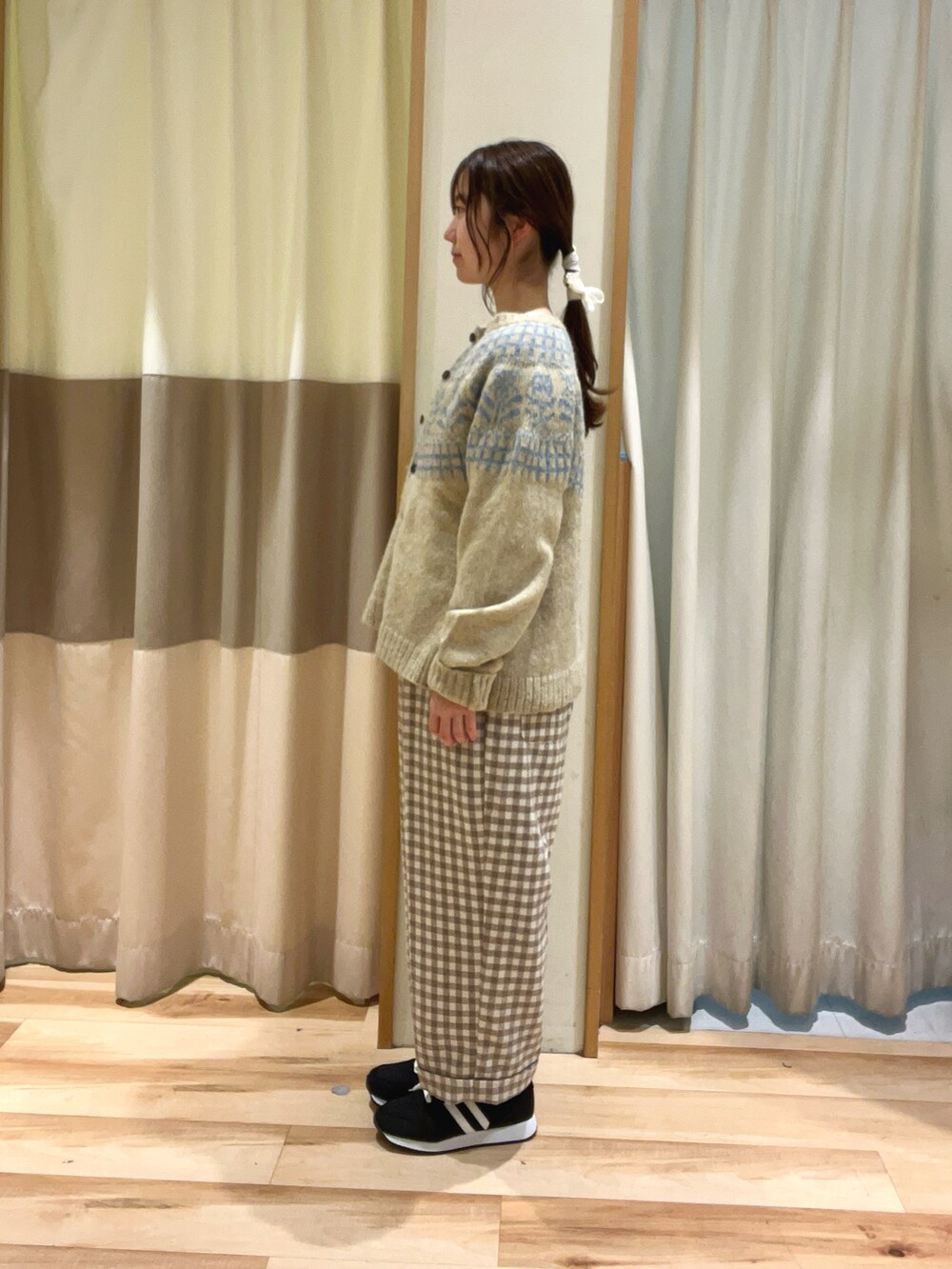 ベージュ系のシャツ/ブラウス、ベージュ系のカーディガン/ボレロ、ホワイト系のその他パンツを着用したレディースの冬コーディネートの3枚目の写真