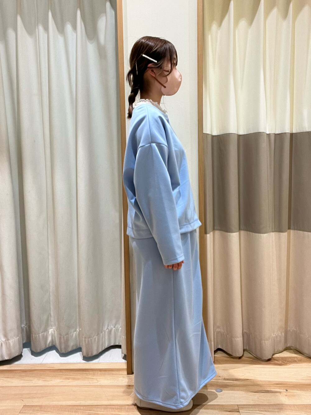 ブルー系のカーディガン/ボレロ、ブルー系のスカートを着用したレディースの春コーディネートの2枚目の写真