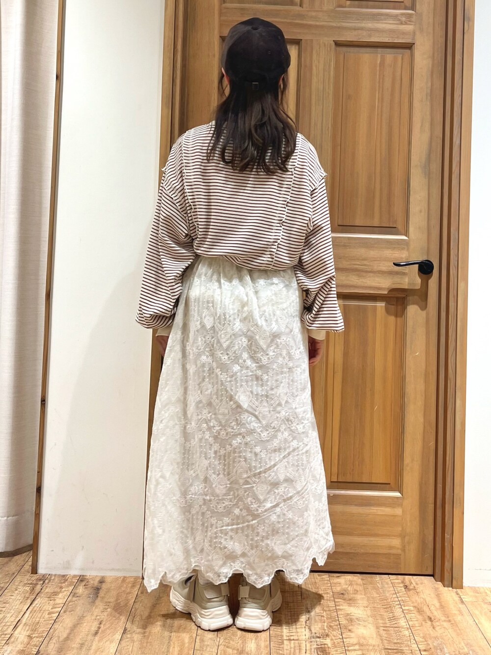 ベージュ系のドレスシューズ、ブラウン系のTシャツ/カットソー、ホワイト系のスカートを着用したレディースの秋コーディネートの3枚目の写真