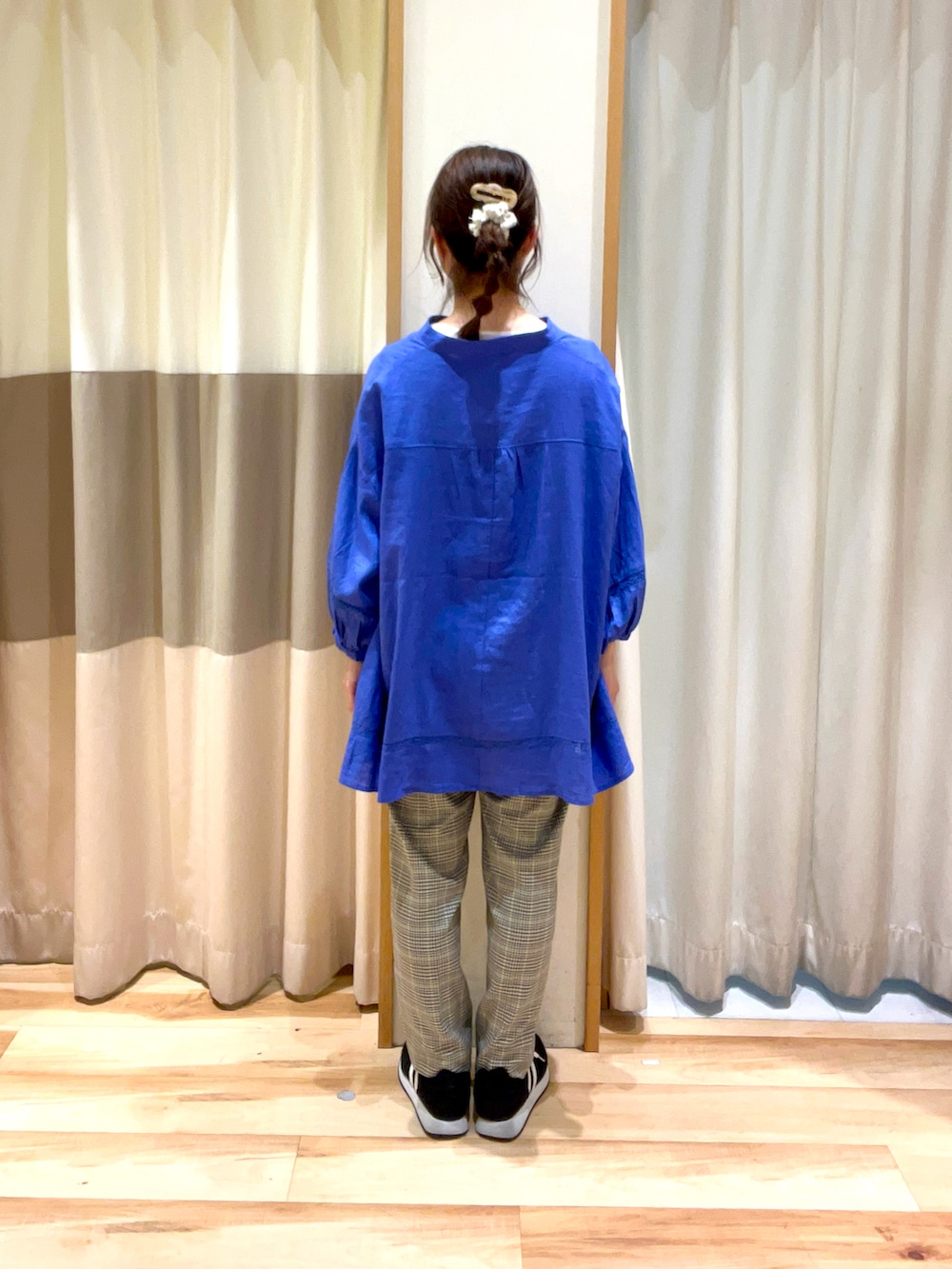 ブラック系のハンドバッグ、ブルー系のシャツ/ブラウス、グリーン系のスラックスを着用したレディースの春コーディネートの4枚目の写真