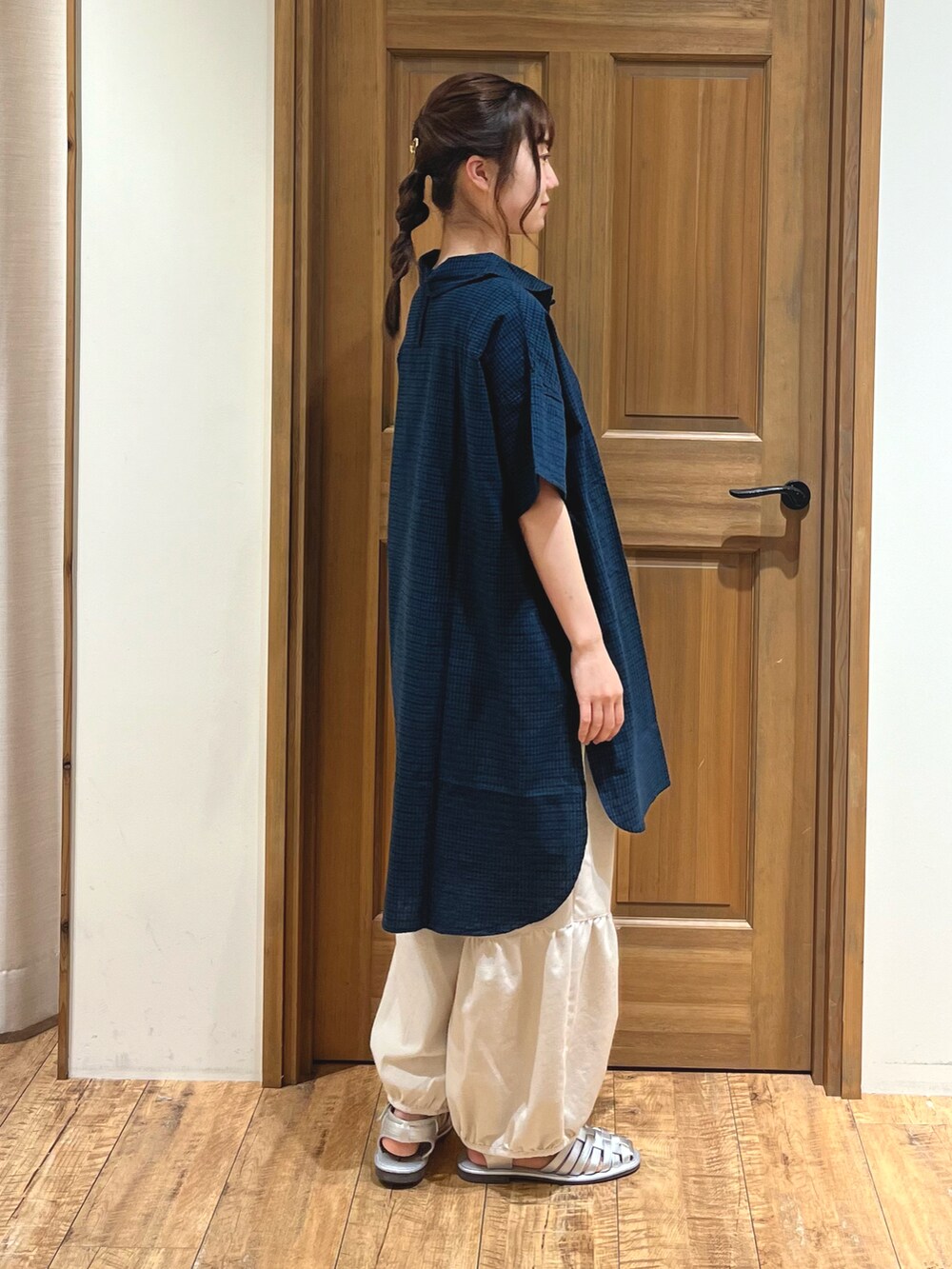 シルバー系のサンダル、グリーン系のシャツ/ブラウス、ホワイト系のタンクトップを着用したレディースの夏コーディネートの4枚目の写真
