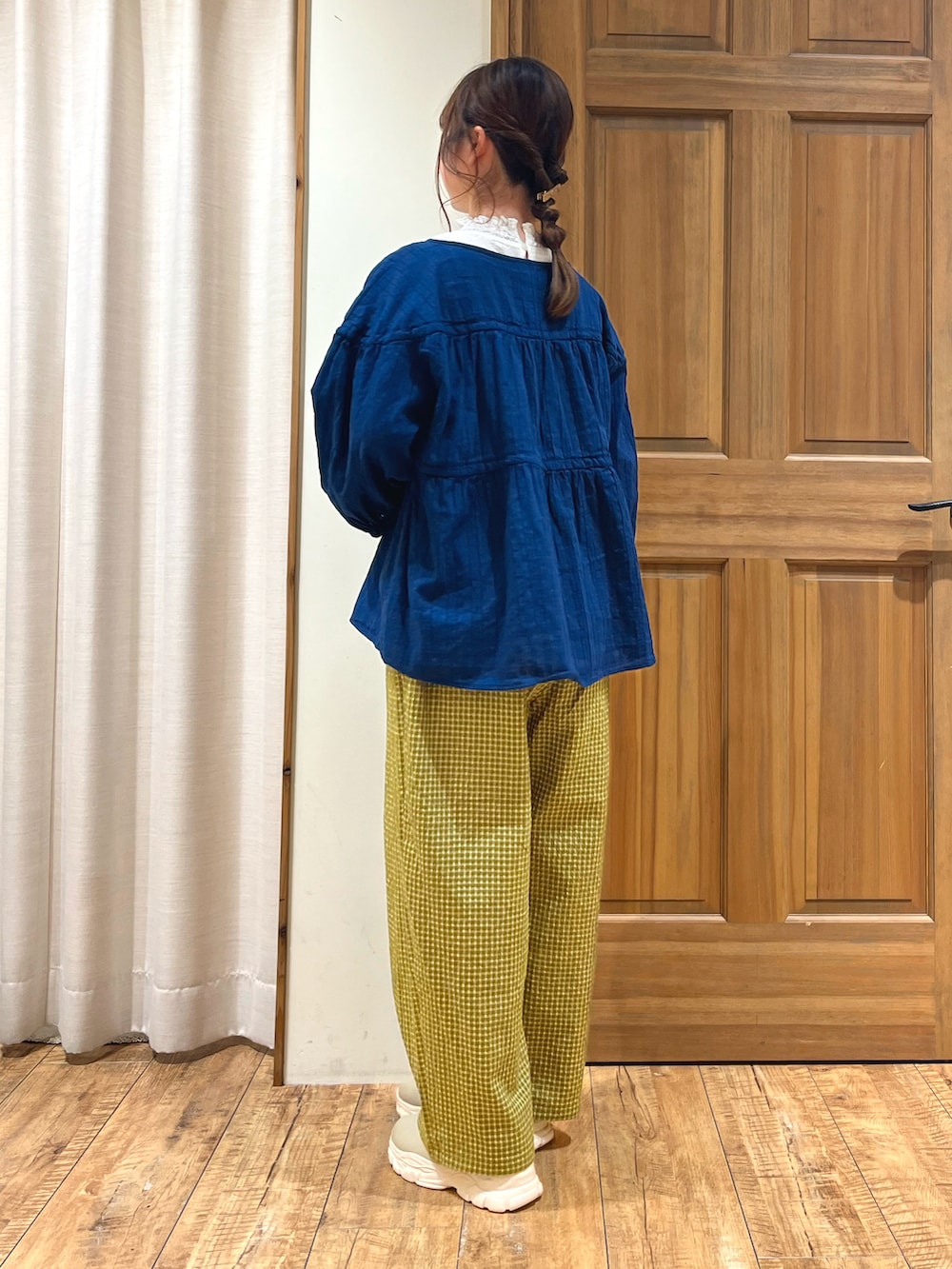 ベージュ系のドレスシューズ、イエロー系のその他パンツ、ホワイト系のTシャツ/カットソーを着用したレディースの秋コーディネートの5枚目の写真